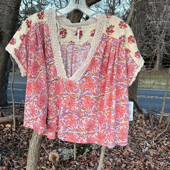 Free People Tops - Free People Crochet Leilani Print V-Neck Crop Top